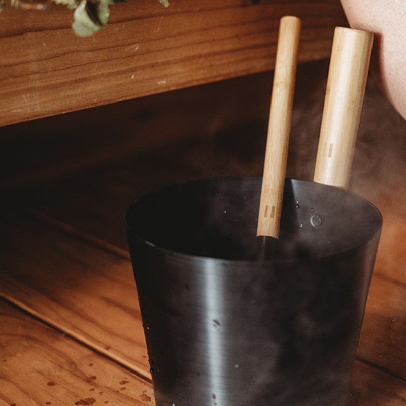 Bastustäva svart i aluminium med bambuhandtag – Rento - Bastutillbehör