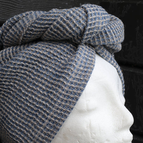 närbild på blå våfflad hårturban